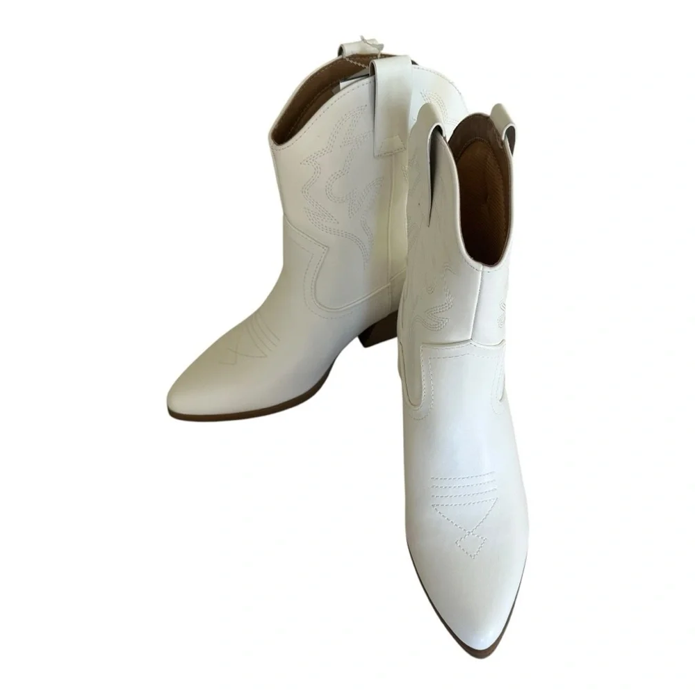 White Soda Blazing Western Ankle Boots with Pointed Toe and Stacked Heel Size 8 - Picture 2 of 7
